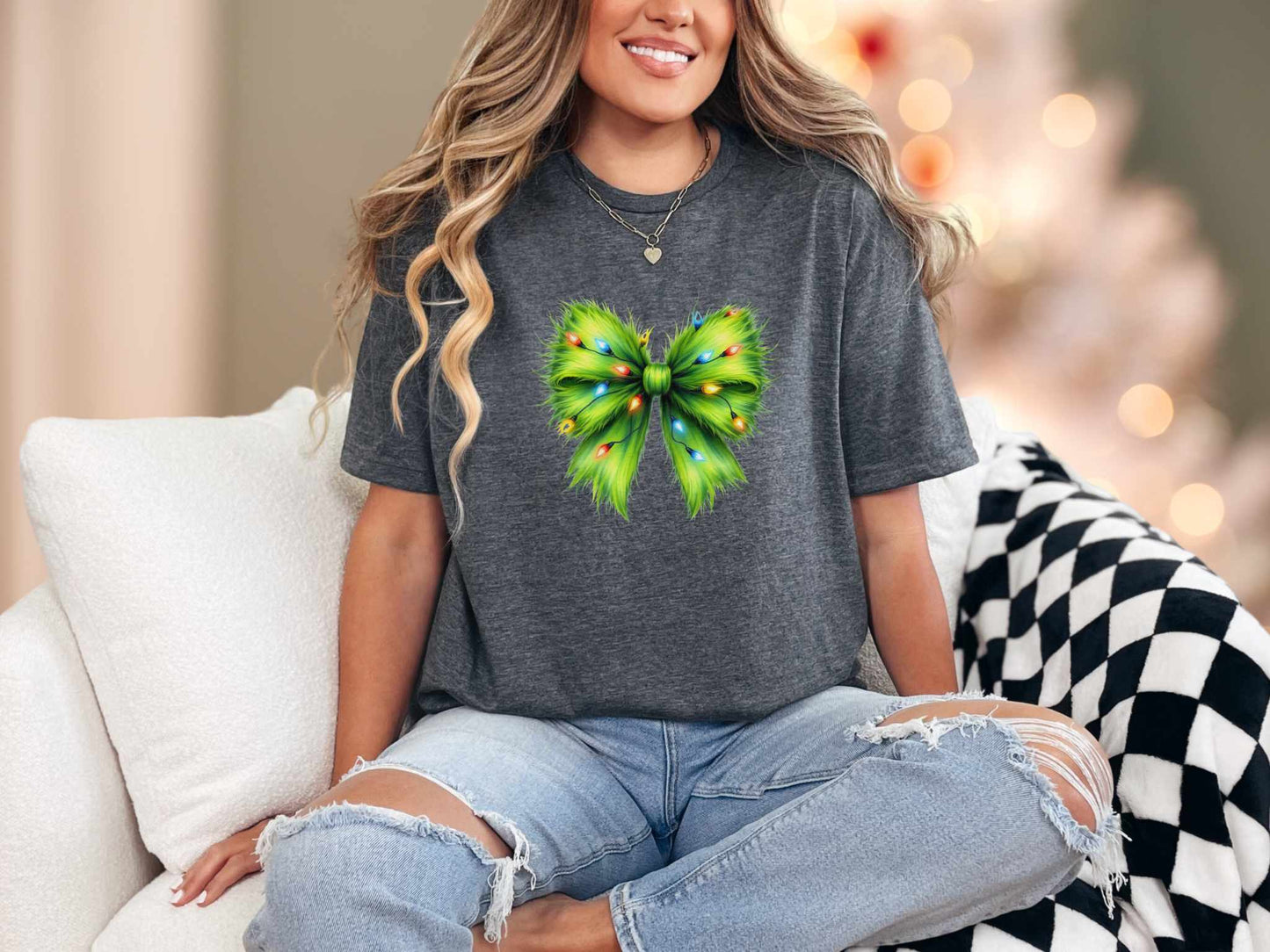 T-Shirt Dark Heather / S Grinch Bow Tee