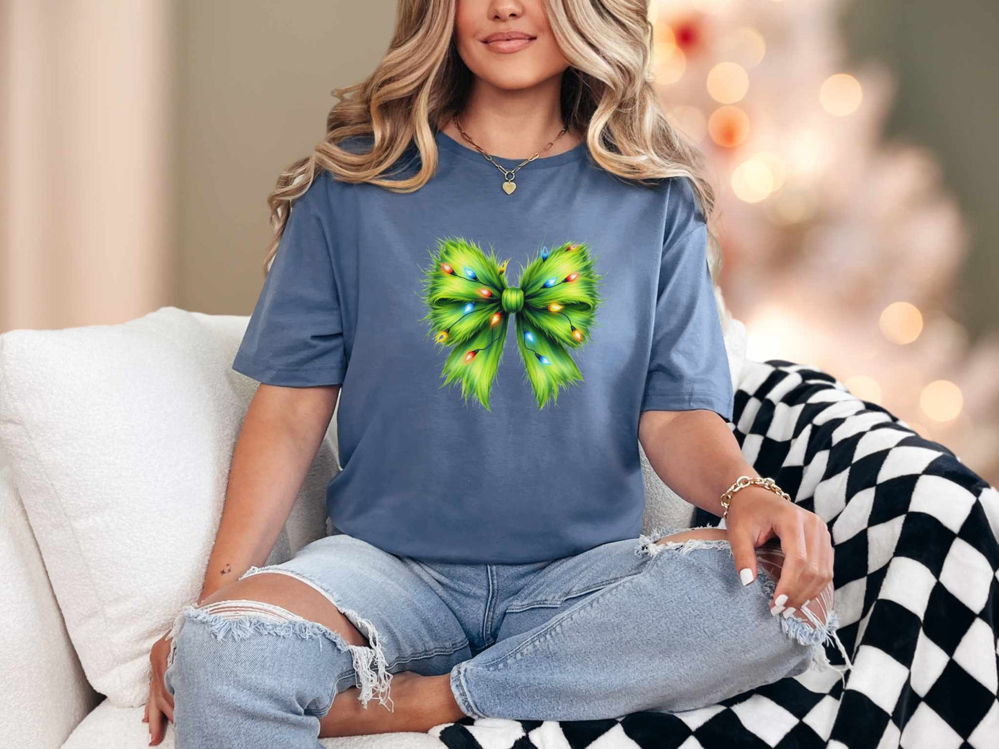 T-Shirt Heather Indigo / S Grinch Bow Tee