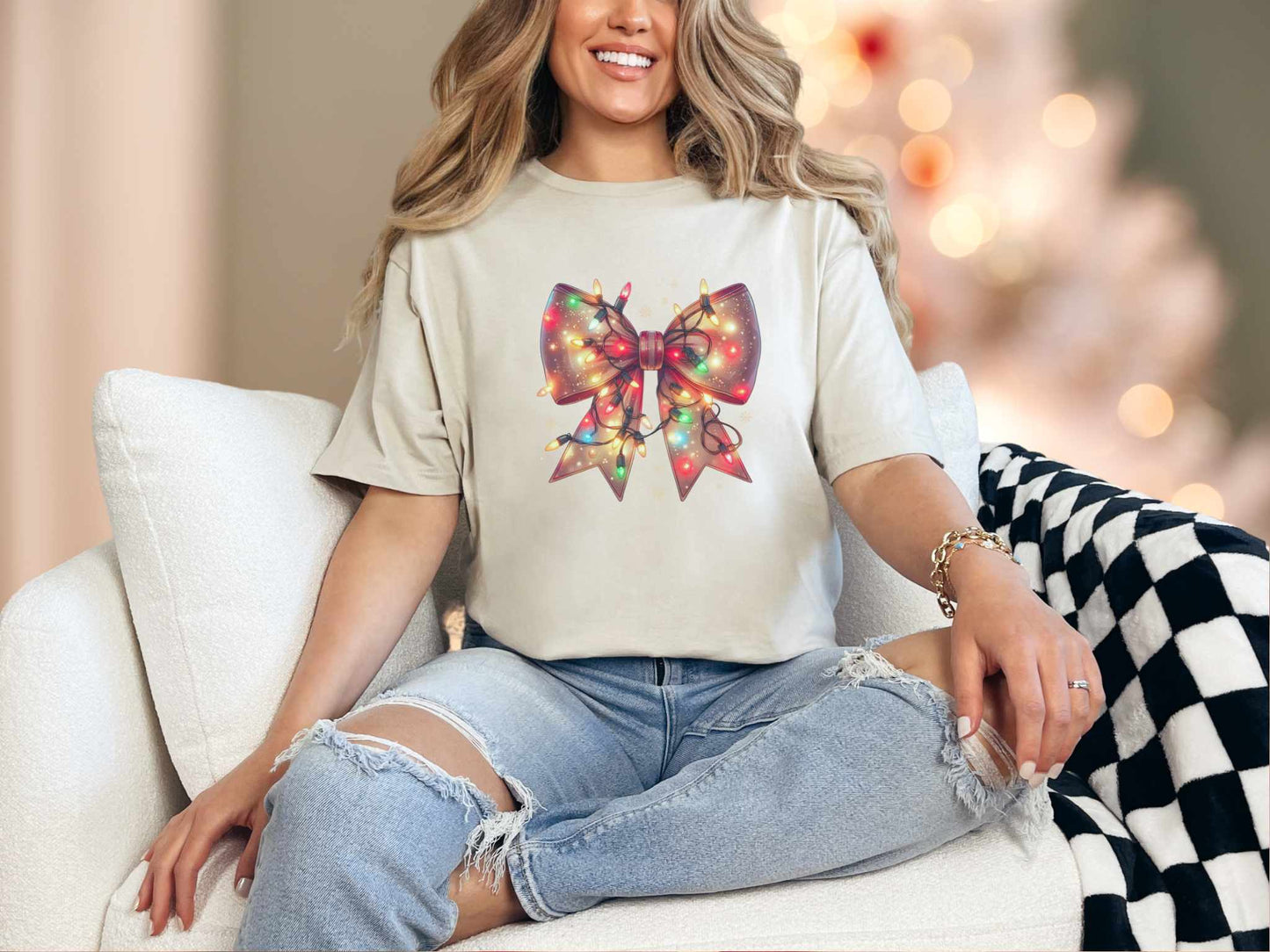 T-Shirt Sand / S Christmas Bow and Lights Tee