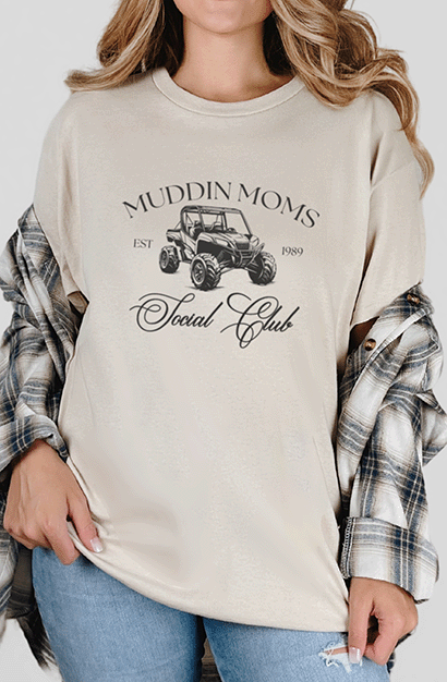 T-Shirt Sand / S Muddin Moms Social Club Tee