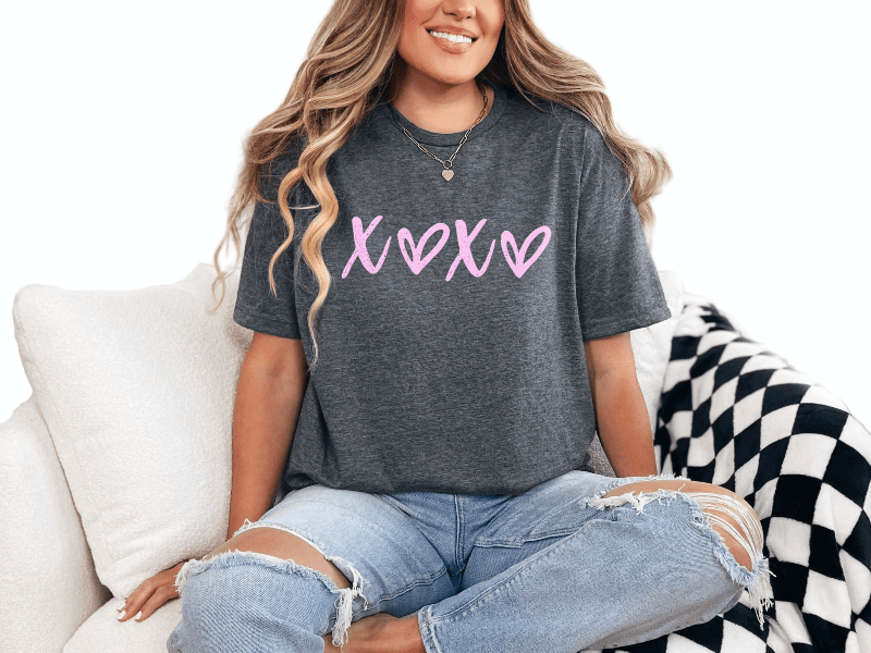 T-Shirt Dark Heather / S Distressed XOXO Tee